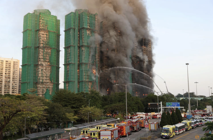 Lính cứu hỏa vẫn tiếp tục chiến đấu với ngọn lửa. Khói đen dày đặc bốc lên từ tòa tháp 31 tầng, nơi có 2.000 căn hộ. Hồ sơ cho thấy khu phức hợp nhà ở này bao gồm tám tòa nhà với gần 2.000 căn hộ, cung cấp chỗ ở cho khoảng 4.800 người. (Ảnh: Reuters)