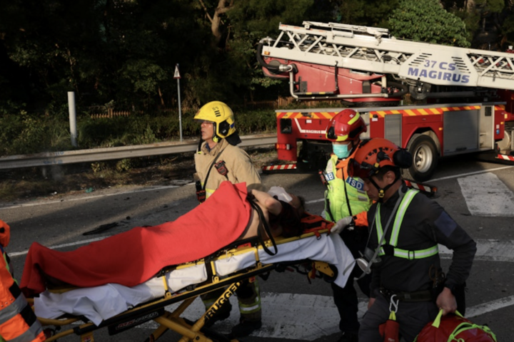 Giám đốc Sở Cứu hỏa Andy Yeung thông tin với phóng viên rằng trong số những người thiệt mạng có một lính cứu hỏa và một người khác đang được điều trị do kiệt sức vì nóng. Lực lượng cứu hộ cũng nhận được nhiều báo cáo về những người bị mắc kẹt trong tòa nhà, nhưng không cung cấp thông tin chi tiết. (Ảnh: Reuters)