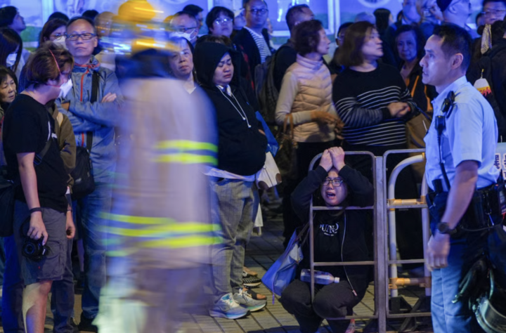 Một người phụ nữ họ Kam (60 tuổi) là cư dân của khu nhà Kwong Fuk liền kề cho biết, một số người bạn của bà sống ở khu Vương Phúc và tất cả đều được tìm thấy, ngoại trừ một cụ bà ngoài 70 tuổi. (Ảnh: SCMP)