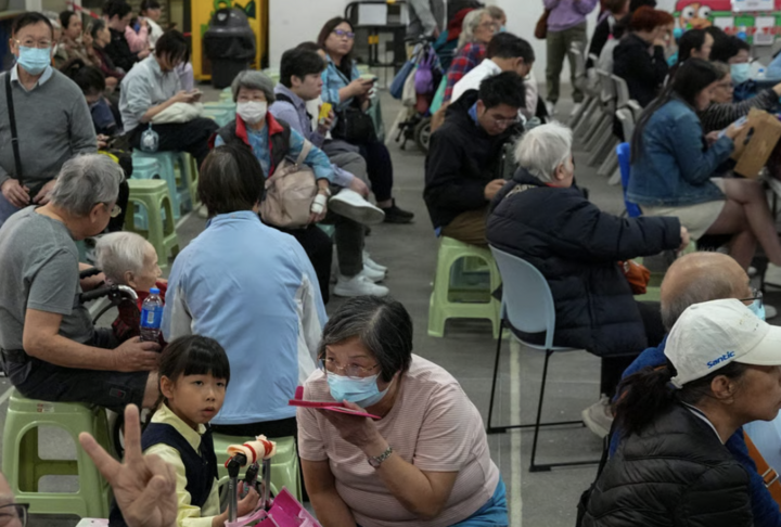 Một trường tiểu học mở cửa khuôn viên trường làm nơi ở tạm thời cho cư dân. Hiện nguyên nhân vụ cháy vẫn chưa được chính quyền công bố. (Ảnh: SCMP)