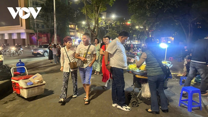 Tràn lan hàng quán, chiếm hoàn toàn không gian công cộng.