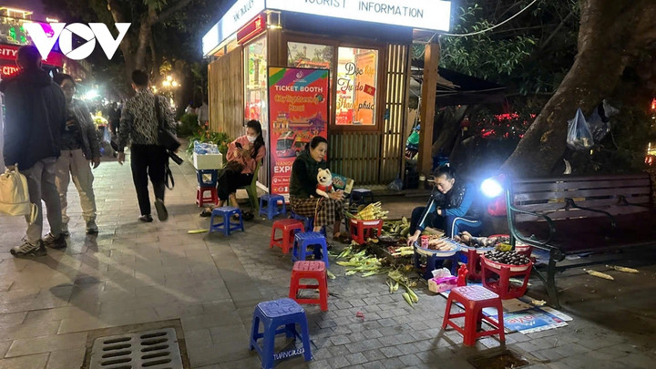 Quầy đồ nướng bày ngay trên hè phố, khói lan tỏa, gây mất vệ sinh và mỹ quan đô thị.