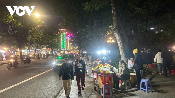 Người đi bộ buộc phải chen qua lối đi chỉ còn một nửa chiều rộng.