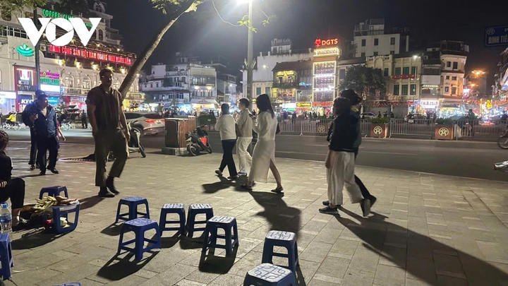 Người bán hàng sử dụng than củi để nướng ngô, khoai... ngay trên hè.