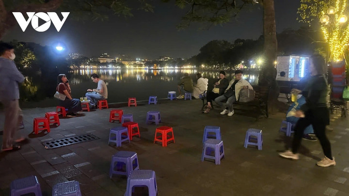 Bàn ghế quán cóc phủ kín một đoạn dài bờ Hồ Hoàn Kiếm tối 25/11, khiến lối đi bộ bị thu hẹp.