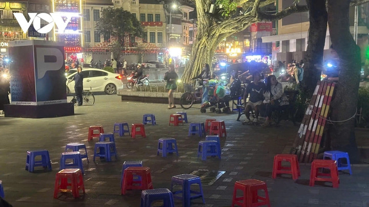 Những hình ảnh lộn xộn này làm giảm mỹ quan của không gian đô thị tại trung tâm Thủ đô.