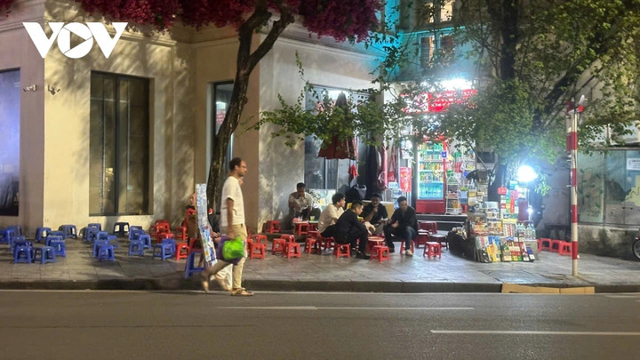 Hàng loạt bộ bàn ghế nhựa xanh, đỏ xếp tràn sang phần vỉa hè dành cho người đi bộ.