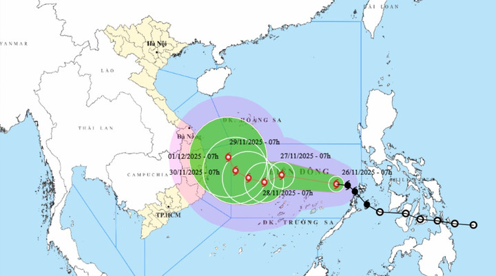 Bão số 15 Koto cách đảo Song Tử Tây khoảng 440km về phía Đông, cực đại có thể mạnh cấp 11, giật cấp 14. (Nguồn: NCHMF)