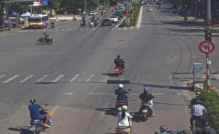 Xe mô tô vượt đèn đỏ tại ngã tư Ngã tư Xương Giang – Vương Văn Trà, phường Bắc Giang, tỉnh Bắc Ninh.