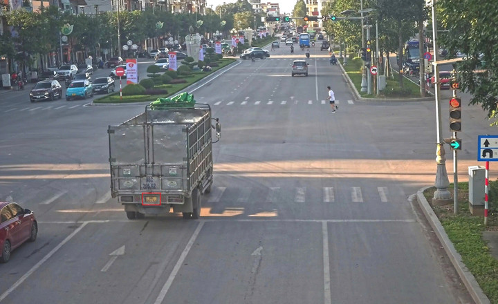 Xe ô tô vượt đèn đỏ tại đường Hùng Vương, phường Bắc Giang, tỉnh Bắc Ninh.