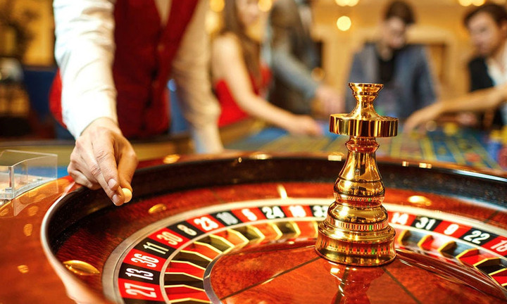 Người Việt Nam đủ điều kiện được phép vào chơi casino tại các dự án casino Phú Quốc, Hồ Tràm và Vân Đồn.
