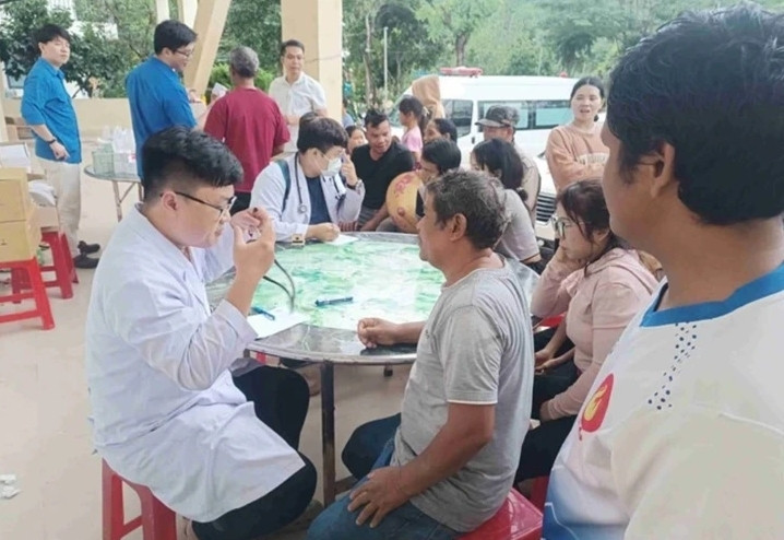 Y, bác sĩ TP.HCM khám chữa bệnh, cấp phát thuốc miễn phí cho người dân vùng mưa lũ Khánh Hòa. (Ảnh: Sở Y tế TP.HCM)