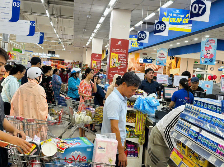 Co.opmart Nha Trang tăng cường nhân lực đảm bảo phục vụ người dân mua dự trữ các mặt hàng thiết yếu ngay khi mực nước dâng nhanh.