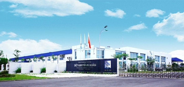 Từ cuối năm 1964 đến năm 1979, nhà máy chủ yếu sản xuất các mặt hàng phục vụ lực lượng vũ trang như áo mặc lót Đông xuân, áo chống rét cào bông Đông xuân, dây đai quân dụng, dây đeo bi đông nước, dây băng đạn, dây túi lựu đạn, túi cơm, thắt lưng đai, găng tay, tất chống muỗi, vắt, màn cá nhân, chăn… (Ảnh: Doximex)