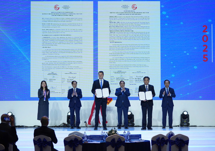 Ký kết giữa Tuyên bố chung giữa UBND TP.HCM và Diễn đàn Kinh tế Thế giới.