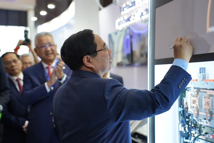 Perdana Menteri menandatangani suis mikrocip NVLINK Kumpulan Fii Foxcom - digunakan untuk pelayan super termaju NVIDIA GB300 NVL72.