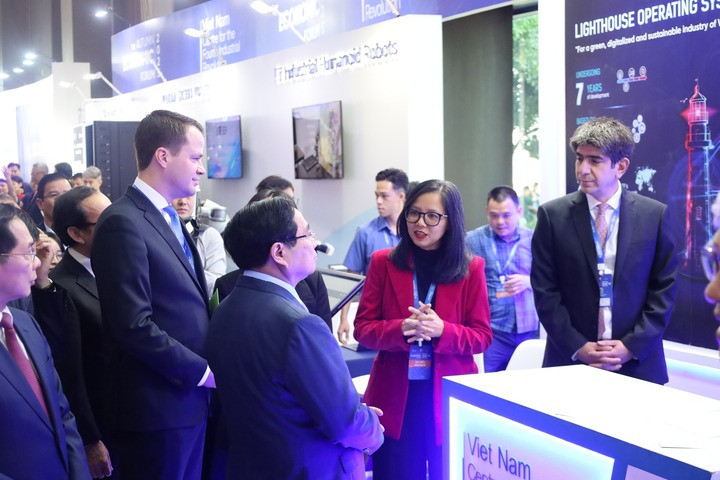 ファム・ミン・チン首相が第1回秋季経済フォーラムに出席した企業関係者らと会談。