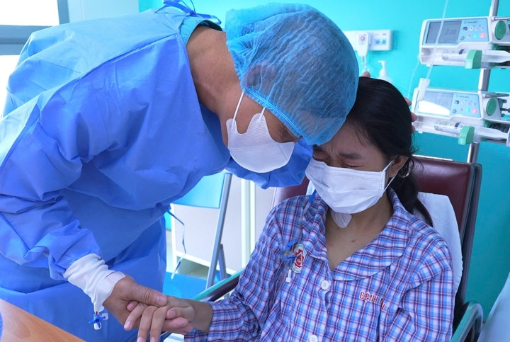 Cô gái 20 tuổi bật khóc khi gặp lại bố sau ca ghép gan.