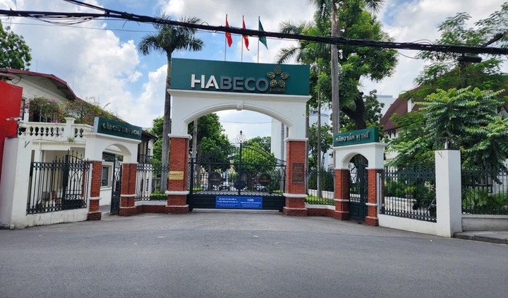 "Khu đất vàng" trên đường Hoàng Hoa Thám là trụ sở chính của Habeco, đồng thời là nhà máy sản xuất bia của đơn vị này. (Ảnh: Báo tin tức)