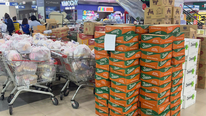 Lực lượng siêu thị gấp rút hoàn thiện lô hàng tiếp ứng, ưu tiên thực phẩm ăn liền và nước uống.