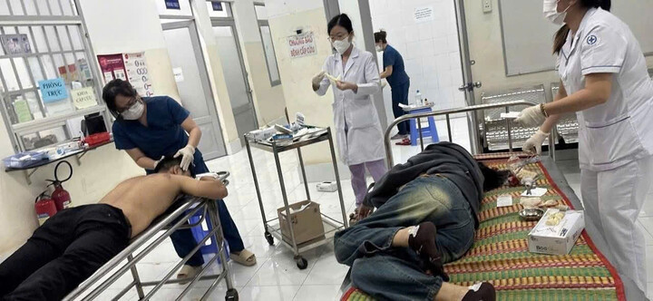 Các nạn nhân được đưa đến Trung tâm Y tế khu vực Cần Đước (cơ sở 2) để cấp cứu.