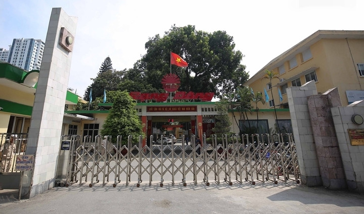 Công ty Cổ phần Bóng đèn Phích nước Rạng Đông ban đầu là Nhà máy Bóng đèn Phích nước Rạng Đông, 1 trong 13 nhà máy được Chính phủ lựa chọn xây dựng sau khi hòa bình lập lại. Những năm 60-80 của thế kỷ trước, người tiêu dùng - đặc biệt là ở các tỉnh miền Bắc - không xa lạ gì với phích nước, bóng đèn tròn, bóng đèn huỳnh quang, đèn pha ô tô (phục vụ kháng chiến) mang thương hiệu Rạng Đông. Đây cũng chính là thời kỳ hoàng kim của thương hiệu này khi không có đối thủ cạnh tranh.