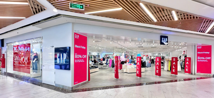 Khách hàng có thể dễ dàng tìm được các sản phẩm giảm giá từ 50% đến 80% tại các cửa hàng GAP, đặc biệt thương hiệu này còn áp dụng thêm chương trình “Càng mua càng giảm” tại cửa hàng.