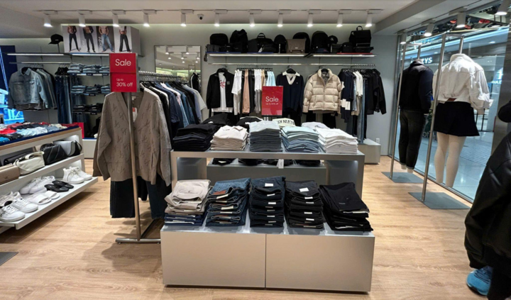 Tại cửa hàng các Calvin Klein cũng có mức giảm từ 50% lên đến 80% cho nhiều sản phẩm tại cửa hàng.
