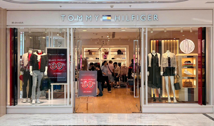 Tommy Hilfiger thương hiệu thời trang đình đám trên thế giới cũng tung ưu đãi đậm giảm lên đến 80%.