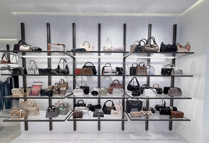 Những mẫu áo polo, đầm váy, túi xách từ các thương hiệu này cao cấp này đang được người mua tranh nhau thử vì “vơi” hàng đi rất nhanh – vừa sang, xịn vừa “đáng tiền”, lại được sale khủng thì tội gì bỏ lỡ.