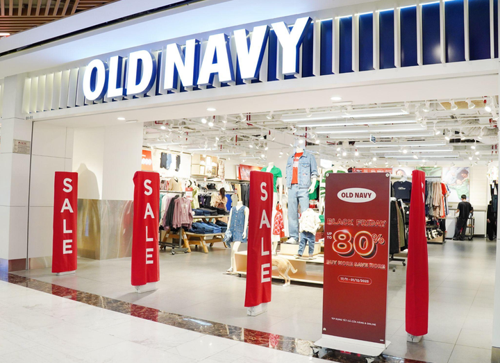 Cách đó vài bước chân thì nhóm thương hiệu ứng dụng, giá mềm hơn như Old Navy, Cotton On, OVS, Sisley, Dockers, Mothercare cũng đang “đốt nóng” không khí sale.