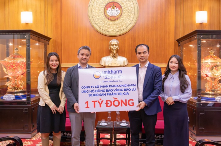 Đại diện Diana Unicharm trao tặng ủng hộ tới Ủy ban Trung ương MTTQ Việt Nam.