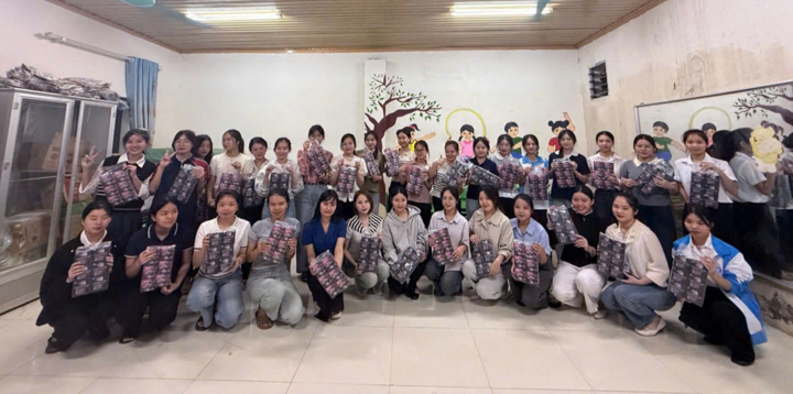 45.000 gói băng vệ sinh Diana và dung dịch vệ sinh Fresh & Care dành tặng phụ nữ vùng lũ.