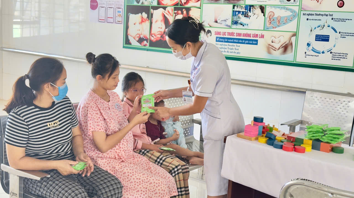 Khăn lau xua muỗi Bobby Antimos tặng phụ nữ mang thai trước mùa cao điểm sốt xuất huyết.