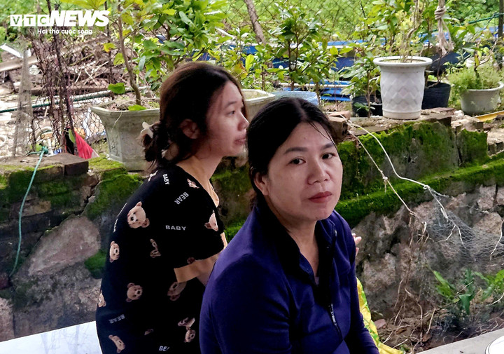 Chị Hương - vợ anh Khanh từng phút ngóng trông chồng trở về.