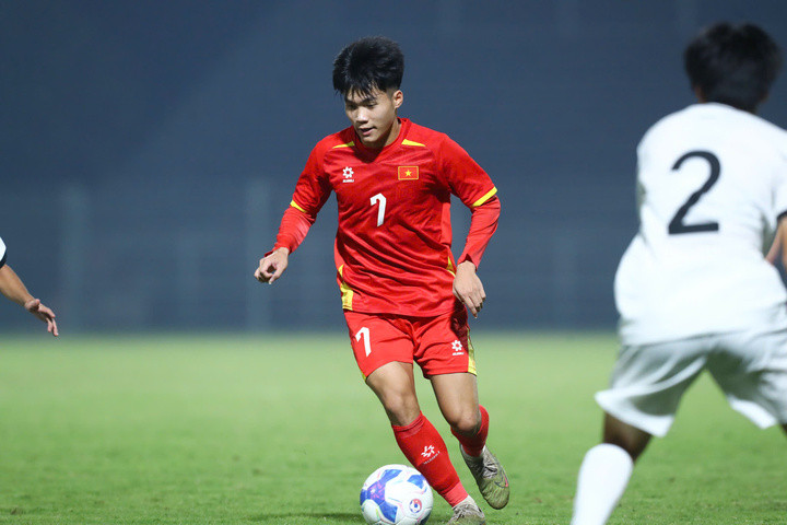 U17 Việt Nam đấu với U17 Hong Kong (Trung Quốc) ở lượt trận thứ ba.