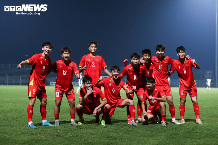 U17 Việt Nam dẫn trước đối thủ. Ảnh: Kim Chi.