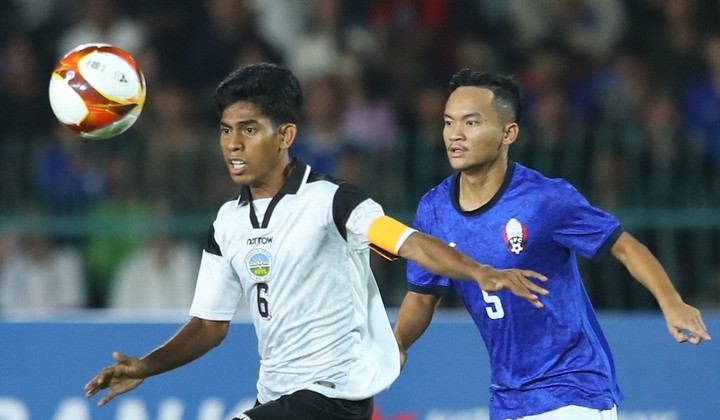 Campuchia (áo xanh) không tham dự môn bóng đá nam SEA Games 33.