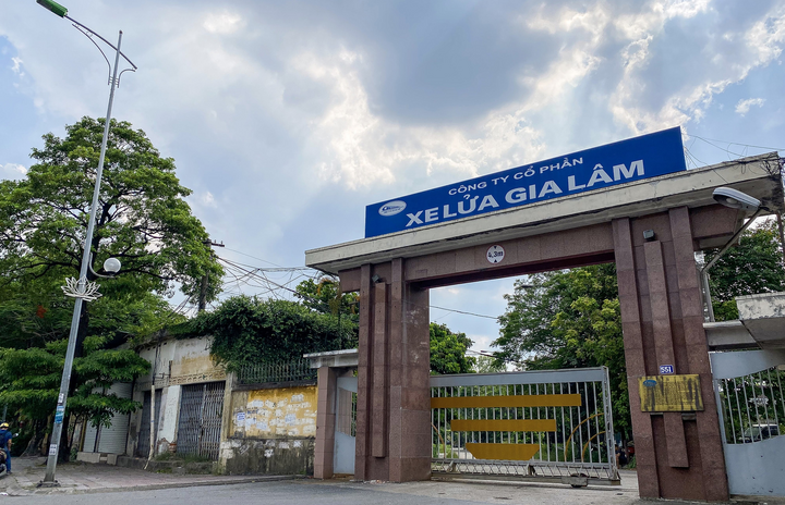 Công ty xe lửa Gia Lâm có nhà máy đặt tại giao điểm của 4 tuyến đường sắt phía Bắc, trên đường Nguyễn Văn Cừ, có diện tích hơn 204.000 m², bao gồm trụ sở, nhà xưởng sửa chữa toa xe. (Ảnh: Xe lửa Gia Lâm)