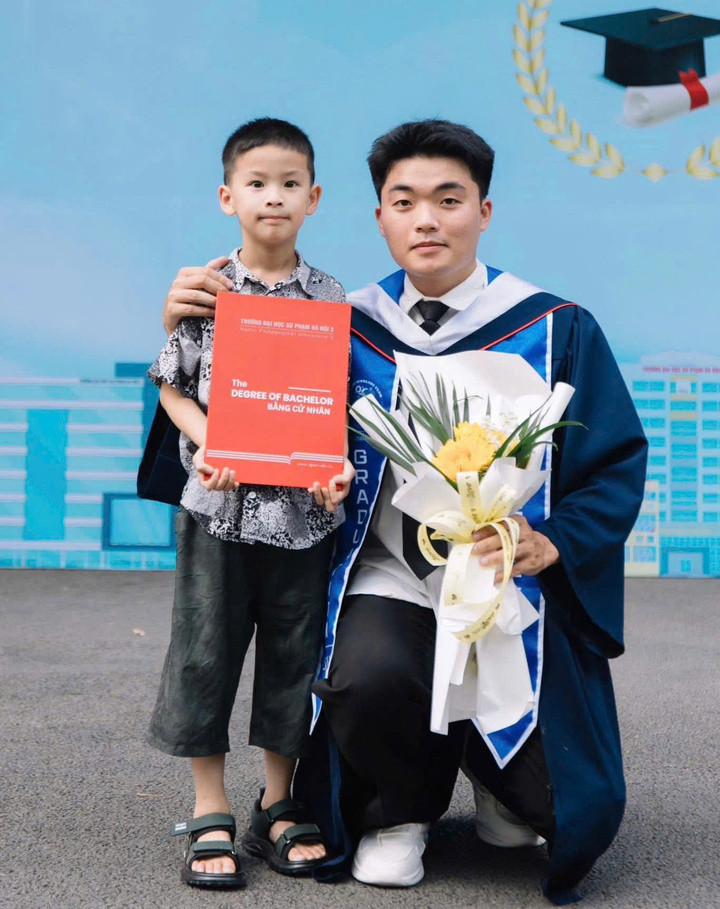 フック・ソンさんは大学卒業式の日に甥っ子と写真を撮った（写真：NVCC）