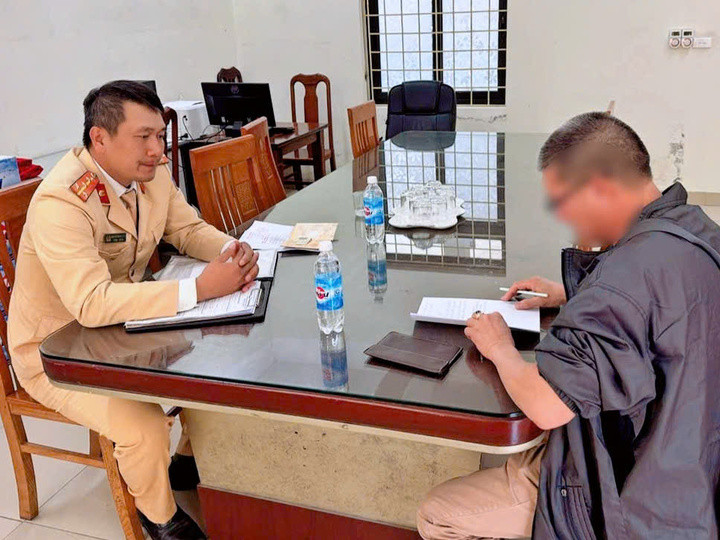 Tài xế xe khách tại cơ quan công an.