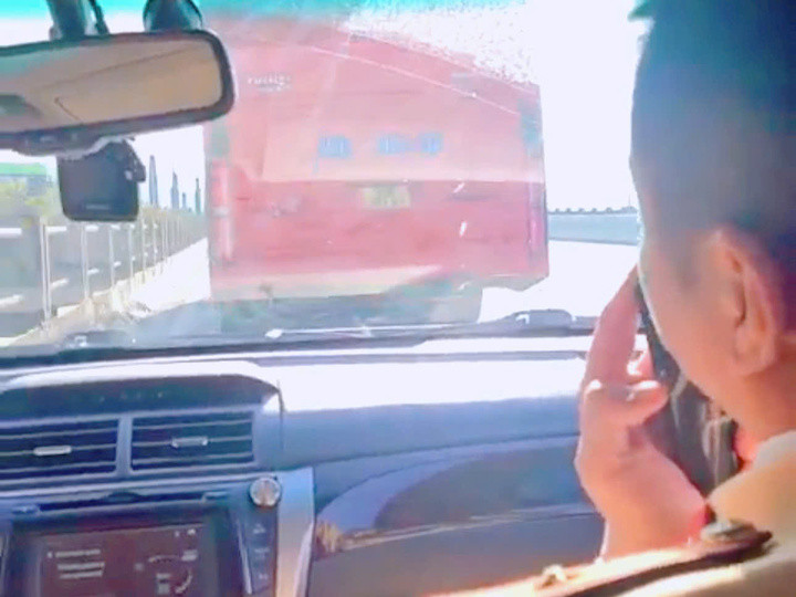 Tài xế xe khách không nhường đường xe ưu tiên.