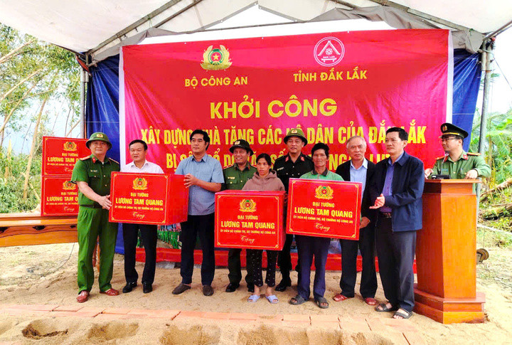 Đoàn công tác của Bộ Công an trao tặng nhu yếu phẩm cần thiết tới người dân bị ảnh hưởng bởi thiên tai.