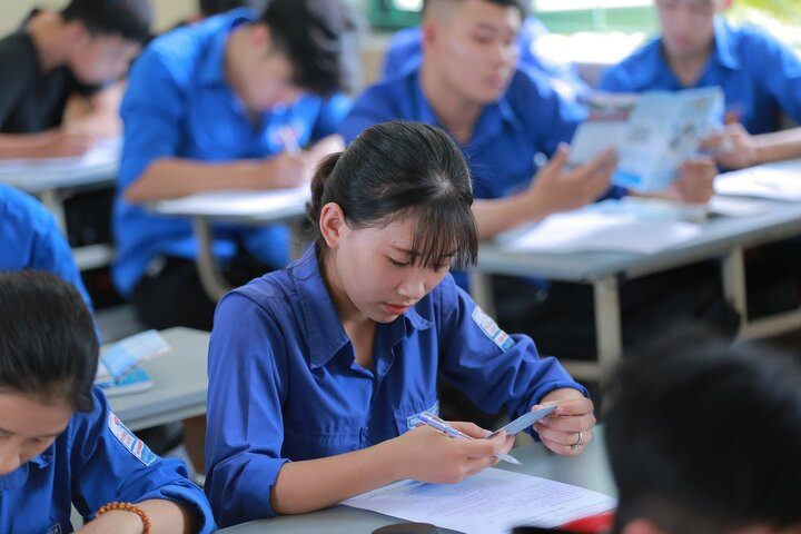 Việc nên tiếp tục duy trì hay bỏ hoàn toàn phương thức xét học bạ vẫn là câu hỏi lớn đối với các trường đại học và thí sinh (Ảnh minh hoạ)