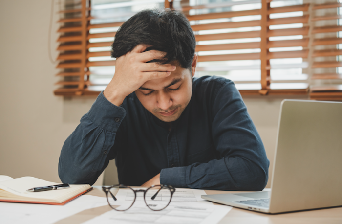 Sau 8 năm đi làm, tôi vẫn trắng tay vì cha mẹ cho họ hàng vay hết tiề. (Ảnh minh họa: ShutterStock)