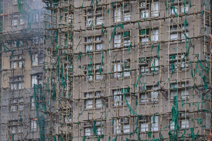 Cộng đồng kỹ sư, chuyên gia PCCC tại Hong Kong từng cảnh báo về khả năng cháy lan theo giàn giáo tre, đặc biệt tại các công trình cao tầng.