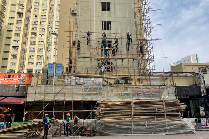 Công nhân dựng giàn giáo tre tại Hong Kong.