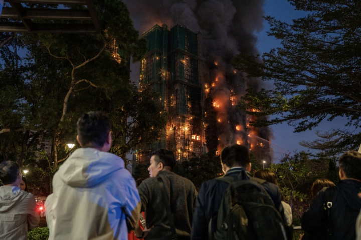 Người dân theo dõi vụ cháy từ xa. (Ảnh: Reuters)