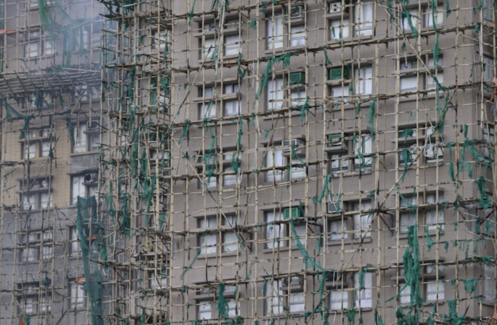 Giàn giáo tre và lưới an toàn vây quanh toà chung cư. (Ảnh: Reuters)