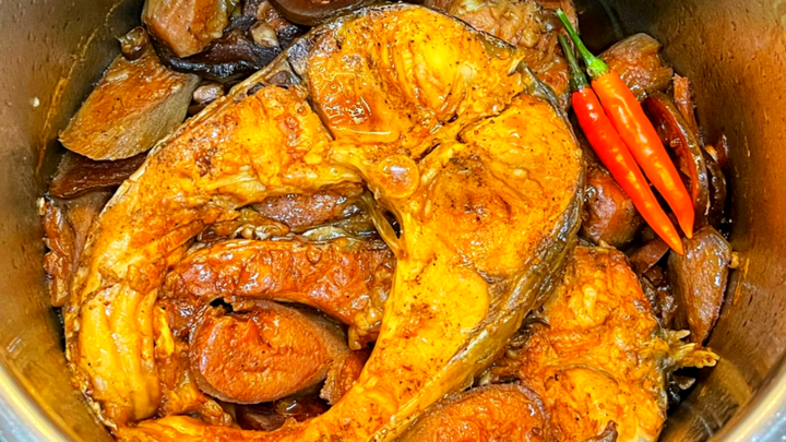 Cá trắm kho nghệ có màu vàng đẹp mắt. (Ảnh: B.L)